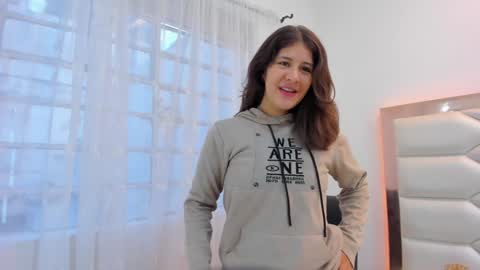 Snapshot of miaqueen021 chatting on January 29, 2025, 12:13 pm Sweetie Mia online show from January 29, 2025, 12:13 pm