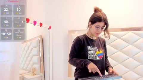 Snapshot of miaqueen021 chatting on February 19, 2025, 12:44 pm Sweetie Mia online show from February 19, 2025, 12:44 pm