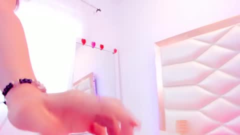 Snapshot of miaqueen021 chatting on February 25, 2025, 3:27 pm Sweetie Mia online show from February 25, 2025, 3:27 pm