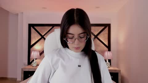 Snapshot of miasilverr chatting on January 28, 2025, 9:19 pm Mia online show from January 28, 2025, 9:19 pm