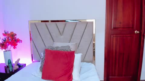 MiaValente online show from January 11, 2025, 9:25 pm