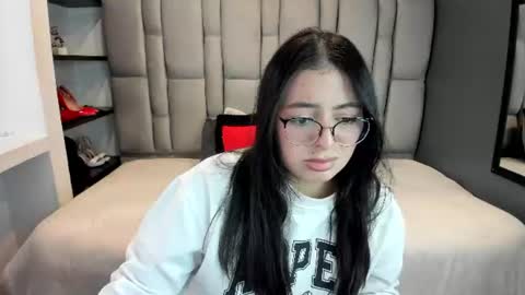 Snapshot of miawils_ chatting on June 18, 2026, 7:18 pm M I A W I L S online show from June 18, 2026, 7:18 pm