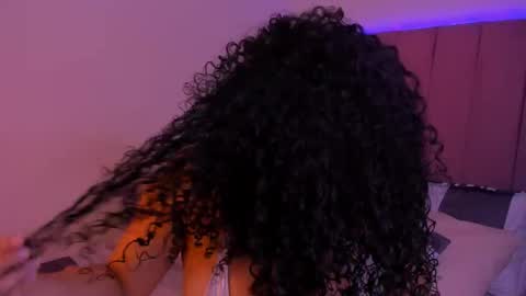 Mia online show from November 10, 2025, 9:36 pm