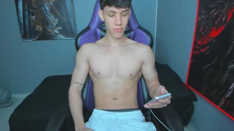 Snapshot of michael_twink18 chatting on October 25, 2025, 3:58 am Michael online show from October 25, 2025, 3:58 am