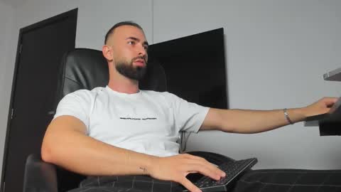 MichaelEvansx online show from September 30, 2025, 8:25 pm