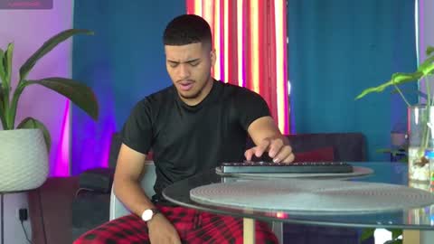 Snapshot of michel_g22 chatting on September 19, 2025, 2:18 pm michel g22 online show from September 19, 2025, 2:18 pm