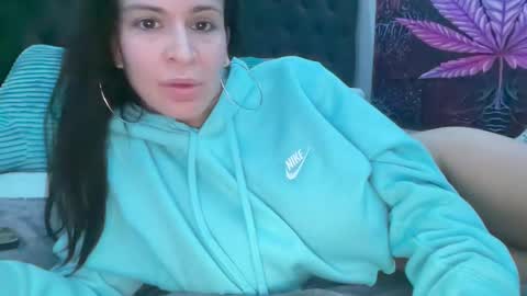 Snapshot of micielo87 chatting on March 6, 2025, 4:41 am Skye online show from March 6, 2025, 4:41 am