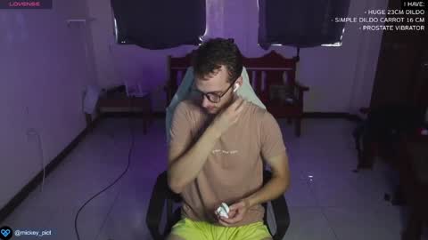 Snapshot of mickey_pict chatting on December 30, 2024, 6:20 am Mickey online show from December 30, 2024, 6:20 am