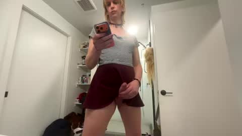Snapshot of mickisofine chatting on July 20, 2026, 2:37 am mickisofine online show from July 20, 2026, 2:37 am