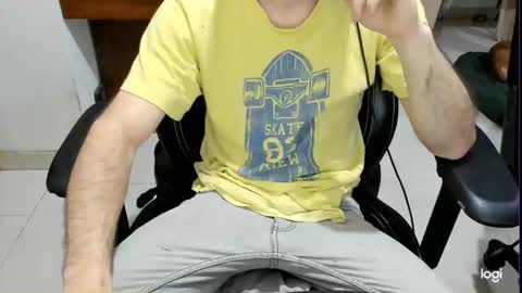 microfama00 online show from April 18, 2026, 2:54 pm