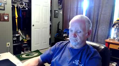 Snapshot of midwestdad09 chatting on April 17, 2026, 9:18 pm midwestdad09 online show from April 17, 2026, 9:18 pm