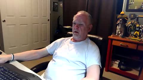 Snapshot of midwestdad09 chatting on April 20, 2026, 10:07 am midwestdad09 online show from April 20, 2026, 10:07 am