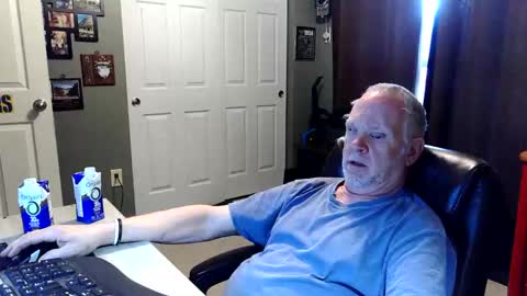 Snapshot of midwestdad09 chatting on April 24, 2026, 7:05 pm midwestdad09 online show from April 24, 2026, 7:05 pm