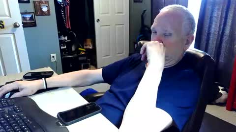 Snapshot of midwestdad09 chatting on April 25, 2026, 2:36 pm midwestdad09 online show from April 25, 2026, 2:36 pm