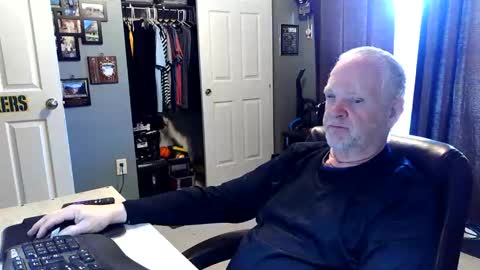 Snapshot of midwestdad09 chatting on April 30, 2026, 2:34 pm midwestdad09 online show from April 30, 2026, 2:34 pm