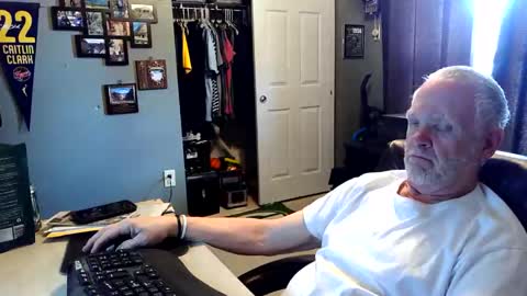 Snapshot of midwestdad09 chatting on May 1, 2026, 5:17 pm midwestdad09 online show from May 1, 2026, 5:17 pm