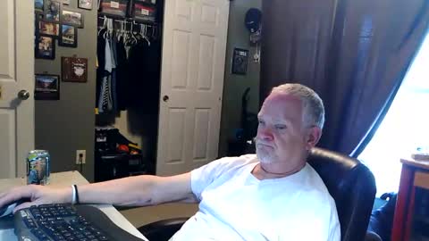 Snapshot of midwestdad09 chatting on May 7, 2026, 9:53 pm midwestdad09 online show from May 7, 2026, 9:53 pm