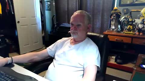 Snapshot of midwestdad09 chatting on May 13, 2026, 7:11 pm midwestdad09 online show from May 13, 2026, 7:11 pm
