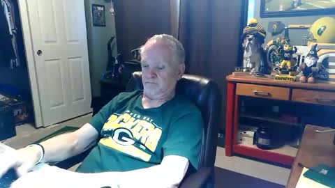 Snapshot of midwestdad09 chatting on May 15, 2026, 1:51 pm midwestdad09 online show from May 15, 2026, 1:51 pm