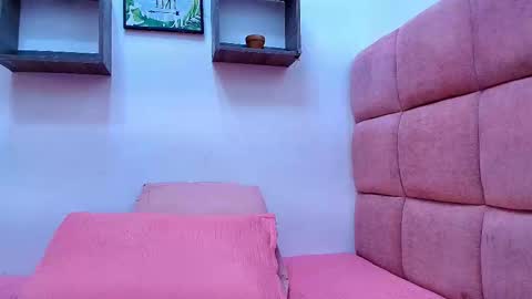 Mia  online show from September 21, 2025, 11:56 am