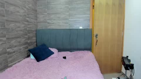 Mia online show from June 10, 2026, 4:01 am