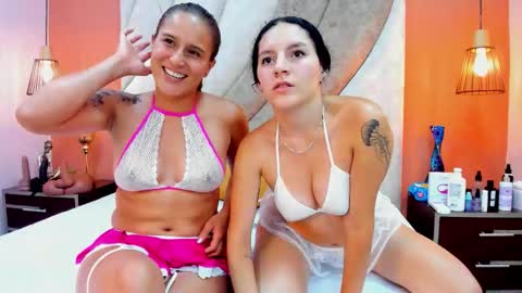 Mia y Zoe online show from October 21, 2025, 3:29 am