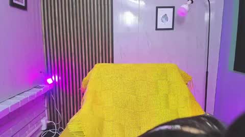 miilu  online show from November 17, 2025, 3:34 am