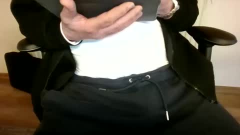 mik online show from November 24, 2025, 11:43 am