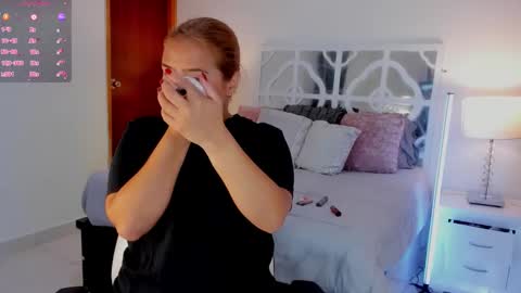 Snapshot of mikaelastonne chatting on December 20, 2025, 11:06 am Mikaela blondie bigass online show from December 20, 2025, 11:06 am