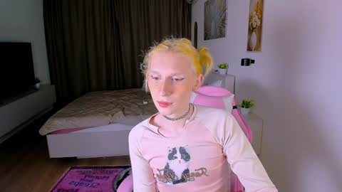mikaella_nicole online show from June 20, 2026, 7:05 pm