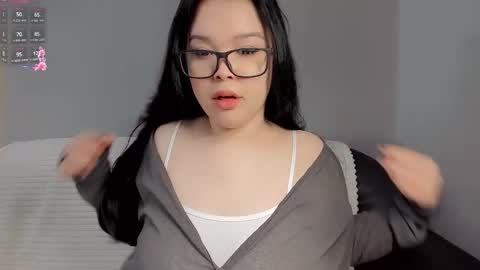 mikasssu online show from November 5, 2025, 9:42 am