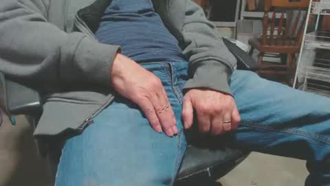 Snapshot of mike694fun chatting on December 17, 2024, 10:43 pm mike694fun online show from December 17, 2024, 10:43 pm