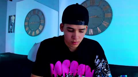 Snapshot of mike_0233 chatting on December 12, 2024, 3:43 am Mike 0233 online show from December 12, 2024, 3:43 am