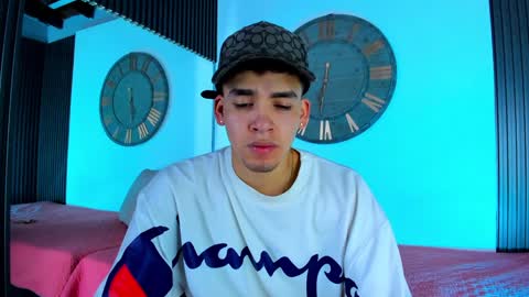 Snapshot of mike_0233 chatting on February 2, 2025, 3:43 am Mike 0233 online show from February 2, 2025, 3:43 am