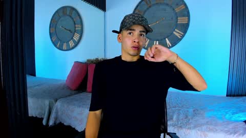 Snapshot of mike_0233 chatting on February 9, 2025, 4:25 am Mike 0233 online show from February 9, 2025, 4:25 am