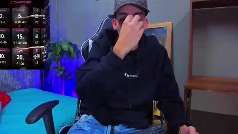 Snapshot of mike_0233 chatting on March 9, 2025, 4:27 am Mike 0233 online show from March 9, 2025, 4:27 am