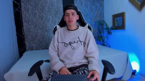 Snapshot of mike_0233 chatting on October 8, 2025, 5:16 am Mike 0233 online show from October 8, 2025, 5:16 am