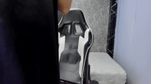 Snapshot of mike_0233 chatting on November 7, 2025, 4:12 am Mike 0233 online show from November 7, 2025, 4:12 am