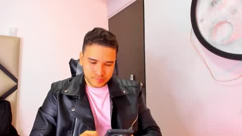 Snapshot of mike_256 chatting on November 8, 2025, 11:43 am Mike online show from November 8, 2025, 11:43 am