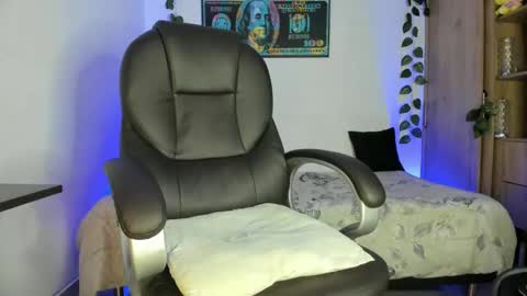 Snapshot of mikee_scooth chatting on February 26, 2025, 1:53 am mikee_scooth online show from February 26, 2025, 1:53 am