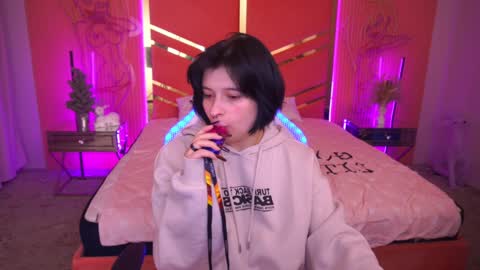Snapshot of mikiikiwi chatting on January 19, 2025, 9:55 pm Miki online show from January 19, 2025, 9:55 pm