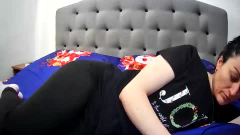 Mikyloveu online show from April 6, 2026, 2:51 pm