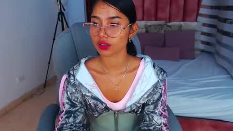 Snapshot of milaa_star chatting on October 2, 2025, 4:41 am milaa_star online show from October 2, 2025, 4:41 am