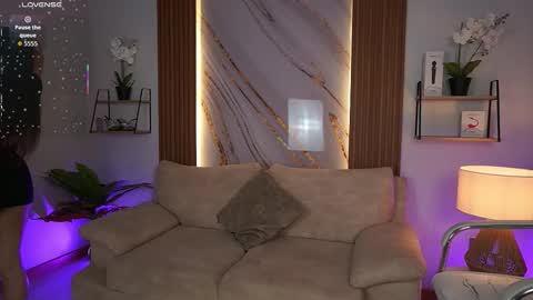 milacrave online show from November 21, 2025, 11:42 am