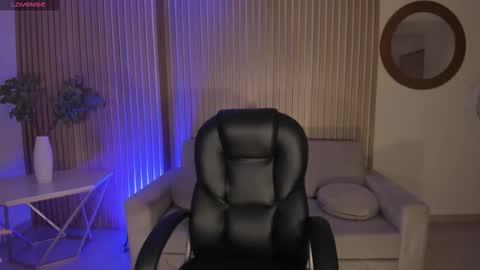 Snapshot of milalawrence_ chatting on November 11, 2025, 12:05 pm Mila online show from November 11, 2025, 12:05 pm