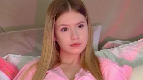 MilanaBalmain online show from November 15, 2025, 6:33 am