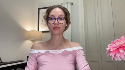 Mila online show from October 31, 2025, 2:51 pm