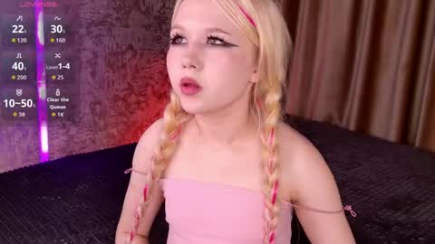 Mia online show from April 19, 2026, 6:10 pm