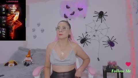 Aura  online show from October 25, 2025, 2:52 am