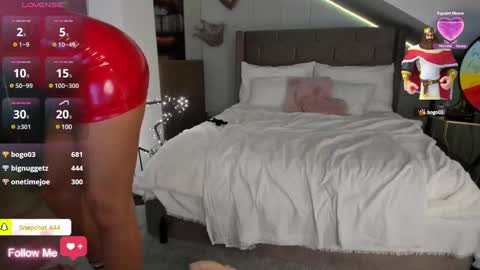 Snapshot of milfblondy chatting on December 9, 2024, 1:18 am Ingrid online show from December 9, 2024, 1:18 am